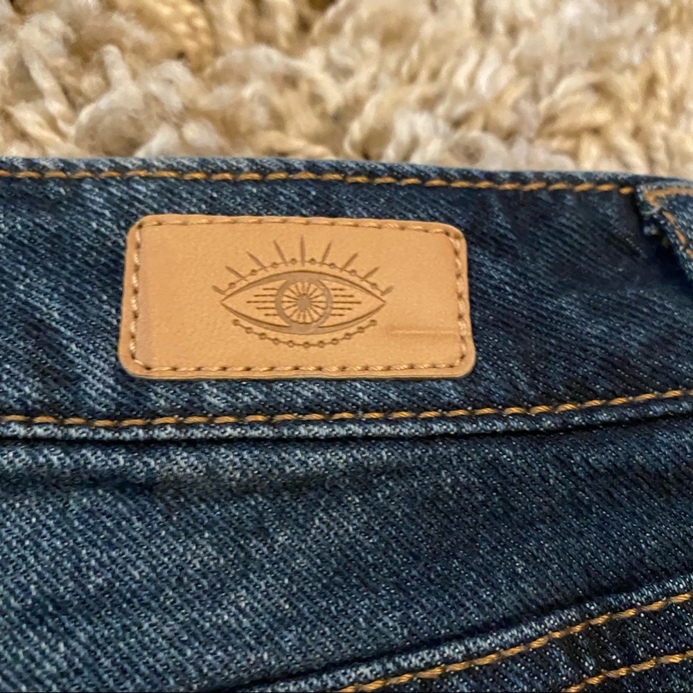 Sofia Vergara mid rise Bermuda distressed jean shorts size 2 - Picture 8 of 14
